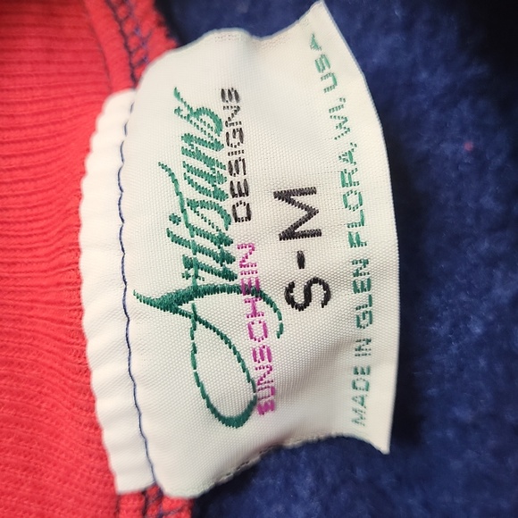 Vintage Women's Christmas Sweater with Cardinal. - Picture 5 of 6